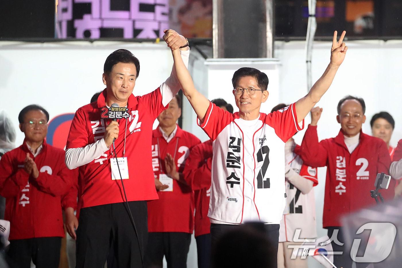 김문수 국민의힘 대통령 후보(오른쪽)가 28일 오후 대구 중구 동성로를 찾아 유영하 의원과 함께 지지를 호소하고 있다. 2025.5.28/뉴스1 ⓒ News1 공정식 기자