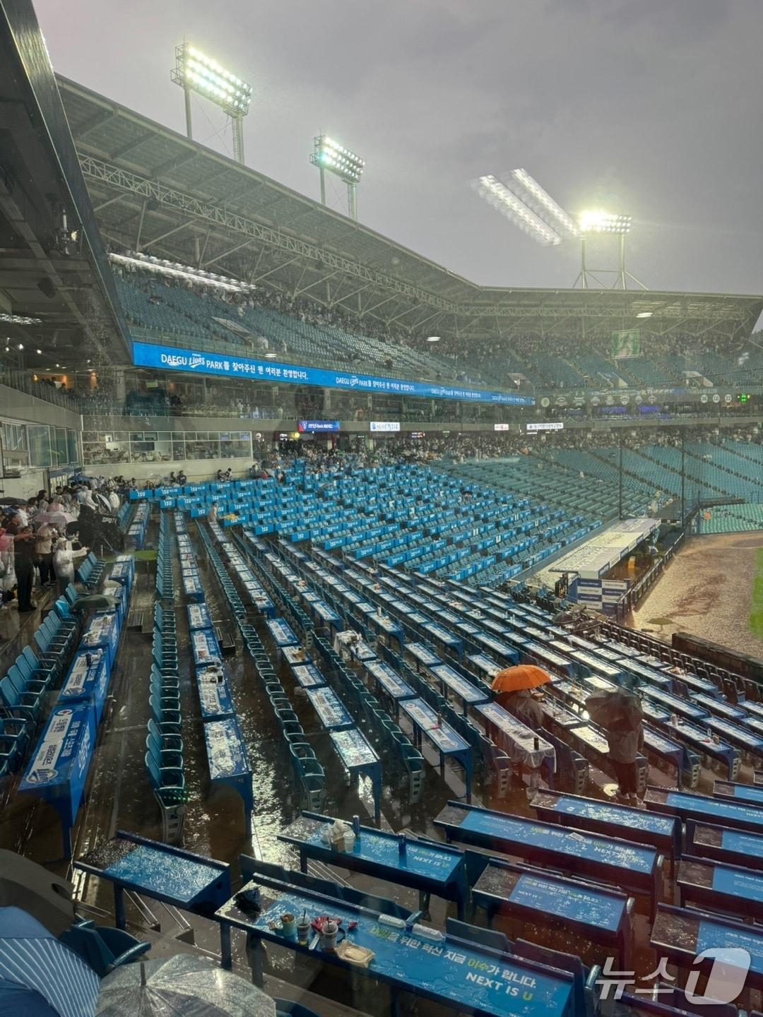 본문 이미지 - 28일 오후 우박을 동반한 기습적 집중호우로 대구 수성구 연호동 삼성라이온즈파크에서 관중이 한꺼번에 몰리면서 60대 여성 1명이 다쳤다. 사진은 분산 조치 후 삼성라이온즈파크. (대구소방본부 제공. 재판매 및 DB 금지) 2025.5.28/뉴스1