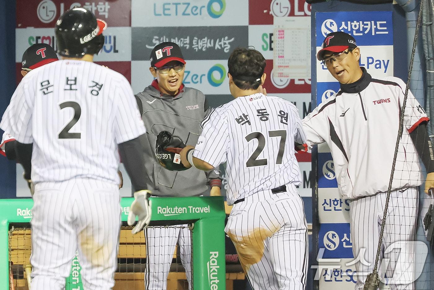 염경엽 LG 트윈스 감독&#40;왼쪽에서 두 번째&#41;과 박동원&#40;오른쪽에서 두 번째&#41;. 2025.5.28/뉴스1 ⓒ News1 민경석 기자