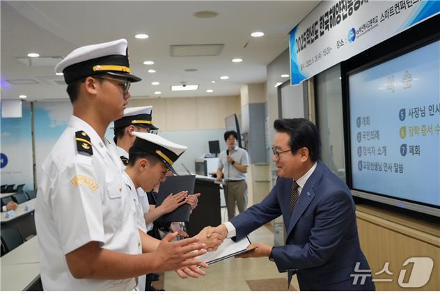 본문 이미지 - 안병길 해양진흥공사 사장(오른쪽)이 부산 해사고 장학생에게 장학증서를 수여하고 있다.(한국해양진흥공사 제공)