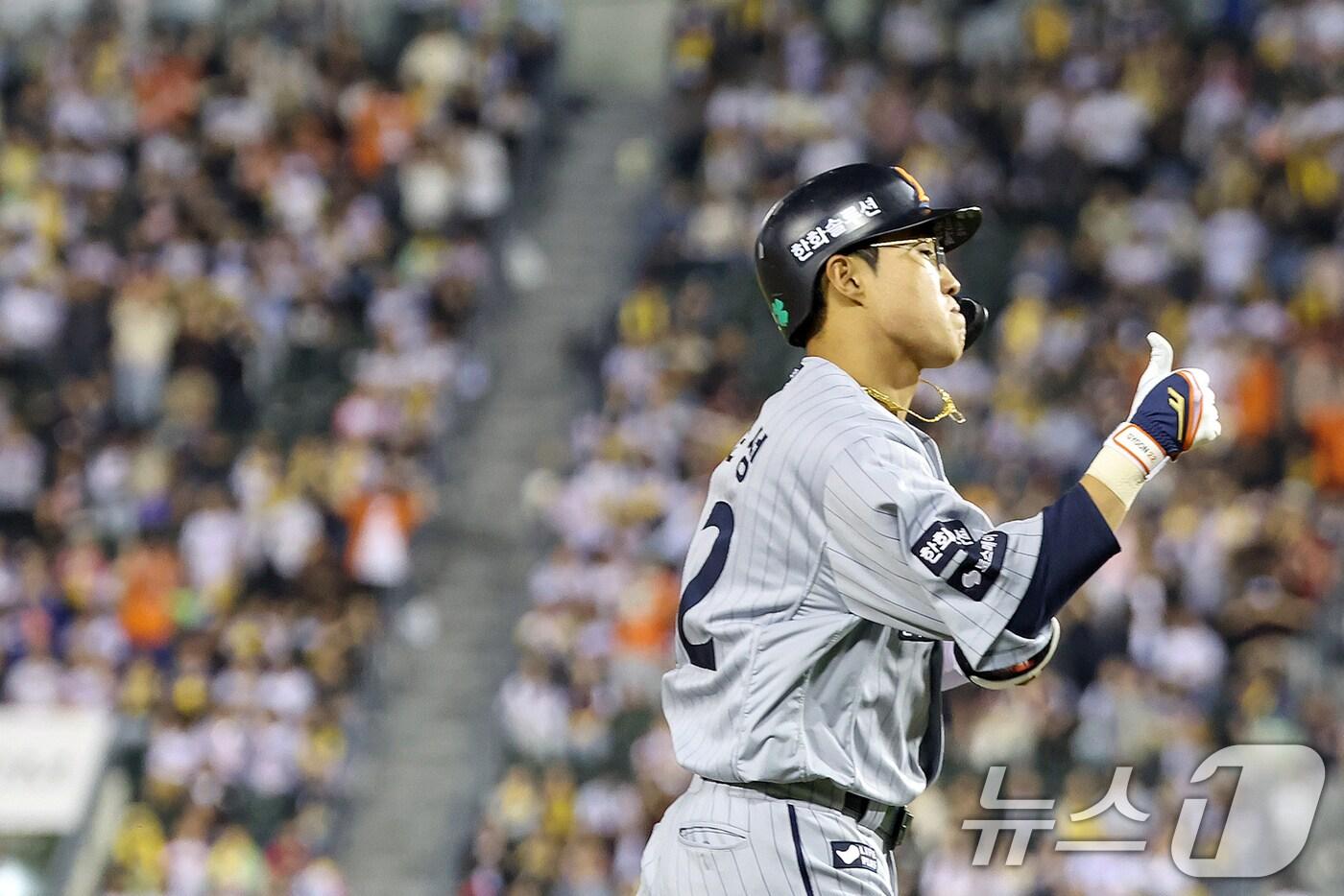 28일 오후 서울 송파구 잠실야구장에서 열린 프로야구 '2025 신한 SOL뱅크 KBO 리그' 한화 이글스와 LG 트윈스의 경기 연장 11회초 2사 주자 1루 상황에서 한화 채은성이 역전 투런홈런을 친 뒤 홈으로 향하고 있다. 2025.5.28/뉴스1 ⓒ News1 민경석 기자