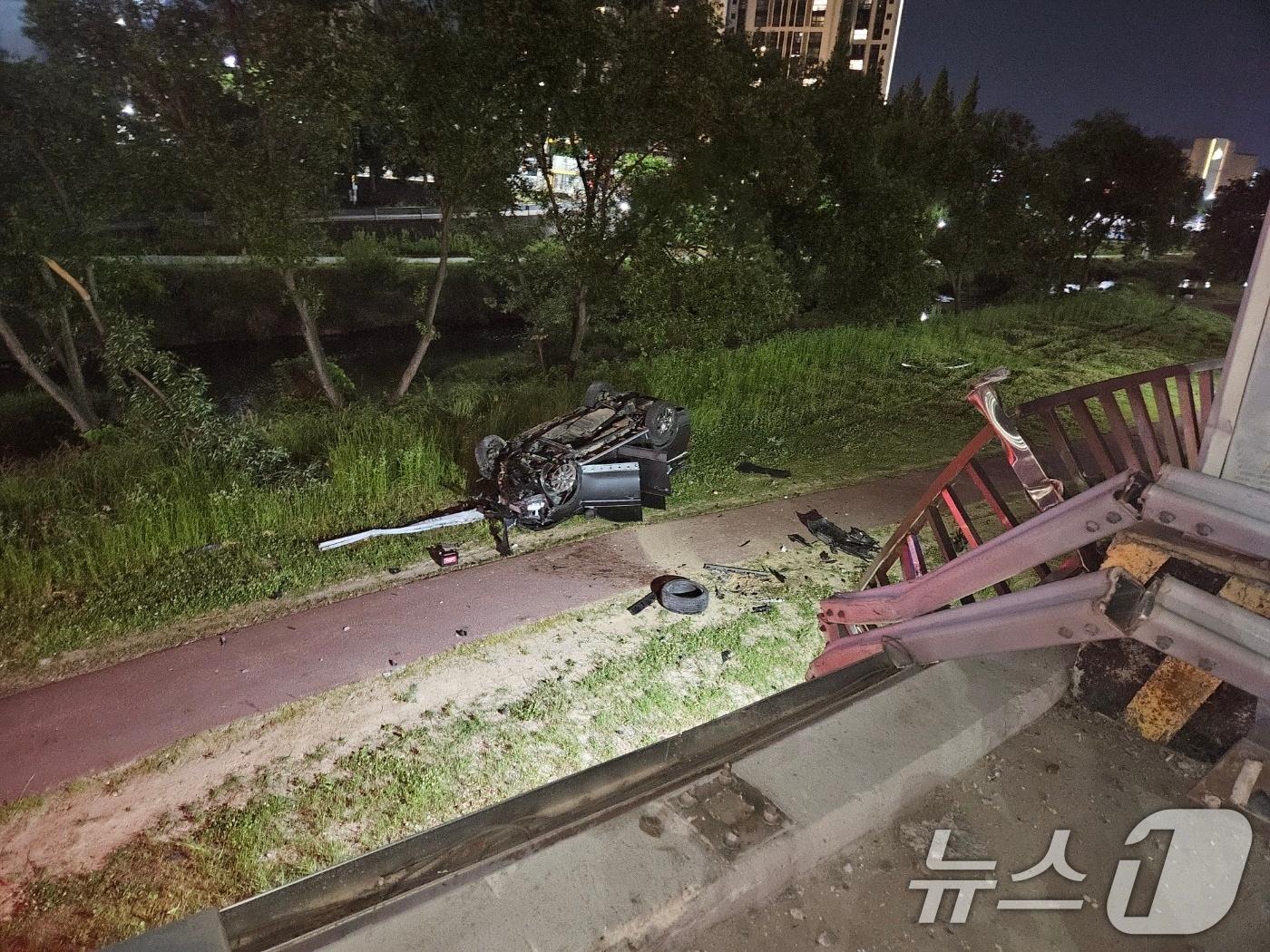 본문 이미지 - 28일 10시 56분쯤 광주 광천1교 인근에서 승용차가 가드레일 아래로 떨어지는 사고가 발생했다. 사진은 현장 모습.(독자 제공. 재판매 및 DB금지) 2025.5.28/뉴스1 