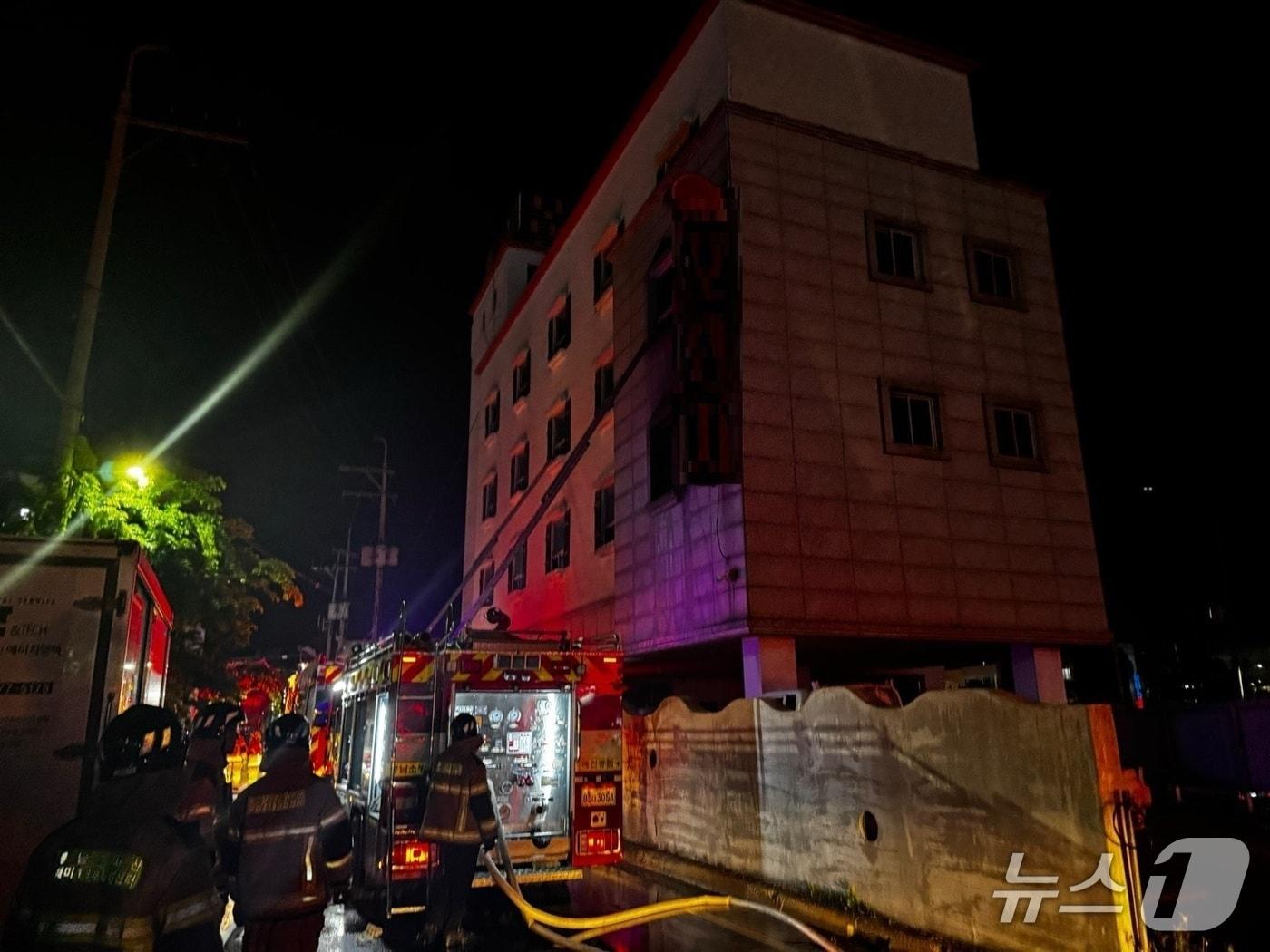 본문 이미지 -  서산 동문동 모텔 화재 현장. (서산소방서 제공, 재판매 및 DB금지) / 뉴스1