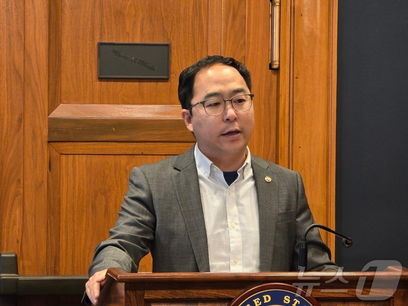 본문 이미지 - 앤디 김 미국 상원위원&#40;민주, 뉴저지&#41;이 28일&#40;현지시간&#41; 워싱턴DC 미 의회 의사당에서 열린 한국 언론과 기자간담회에서 질문에 답하고 있다. 2025.05.28 ⓒ News1 류정민 특파원