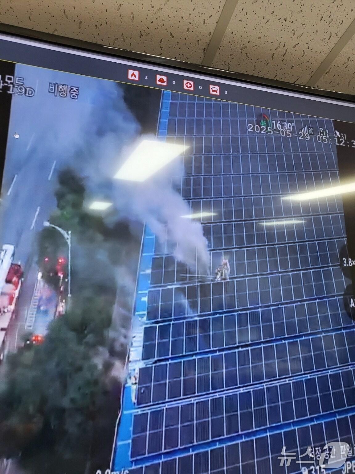 본문 이미지 - 아산 자동차부품 공장 화재 현장. (아산소방서 제공, 재판매 및 DB금지) / 뉴스1 