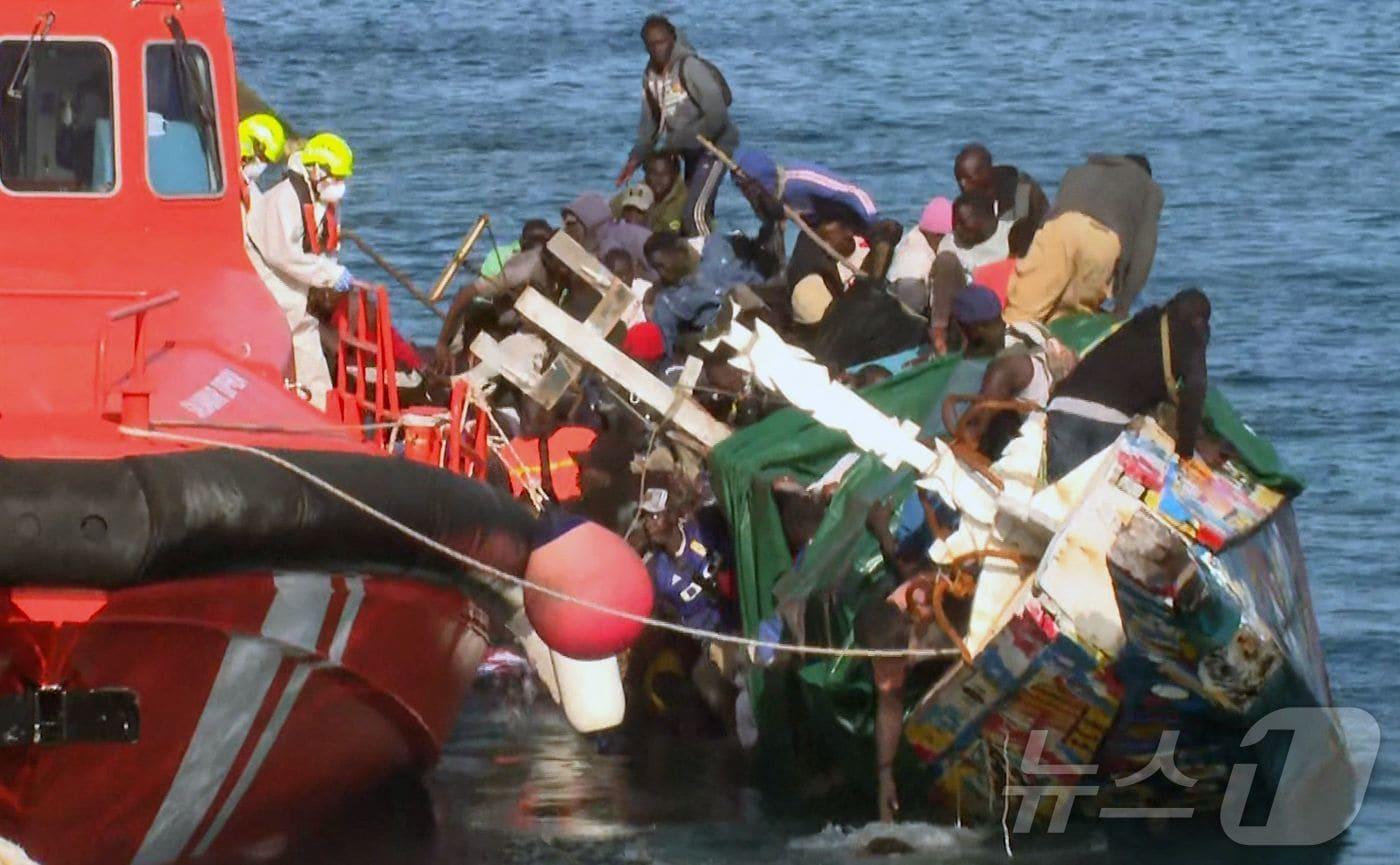 28일(현지시간) 스페인 카나리아 제도 엘 이에로 섬 라 레스팅가 항구 근처에서 해상 구조대가 뒤집힌 선박에 탑승한 난민들을 구출하고 있다. 이날 사고로 5살 소녀를 포함한 7명이 사망했다. 사진은 텔레비전 카나리아 영상 갈무리. 2025.05.28 ⓒ AFP=뉴스1 ⓒ News1 김지완 기자