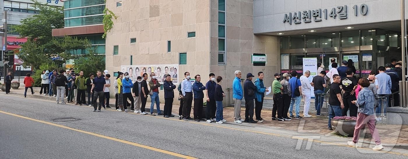 제21대 대통령 선거 사전 투표 첫날인 29일 전북 전주시 서신동주민센터에 마련된 사전투표소를 찾은 유권자들이 줄지어 서 있다. 2025.5.29/뉴스1 ⓒ News1 유경석 기자