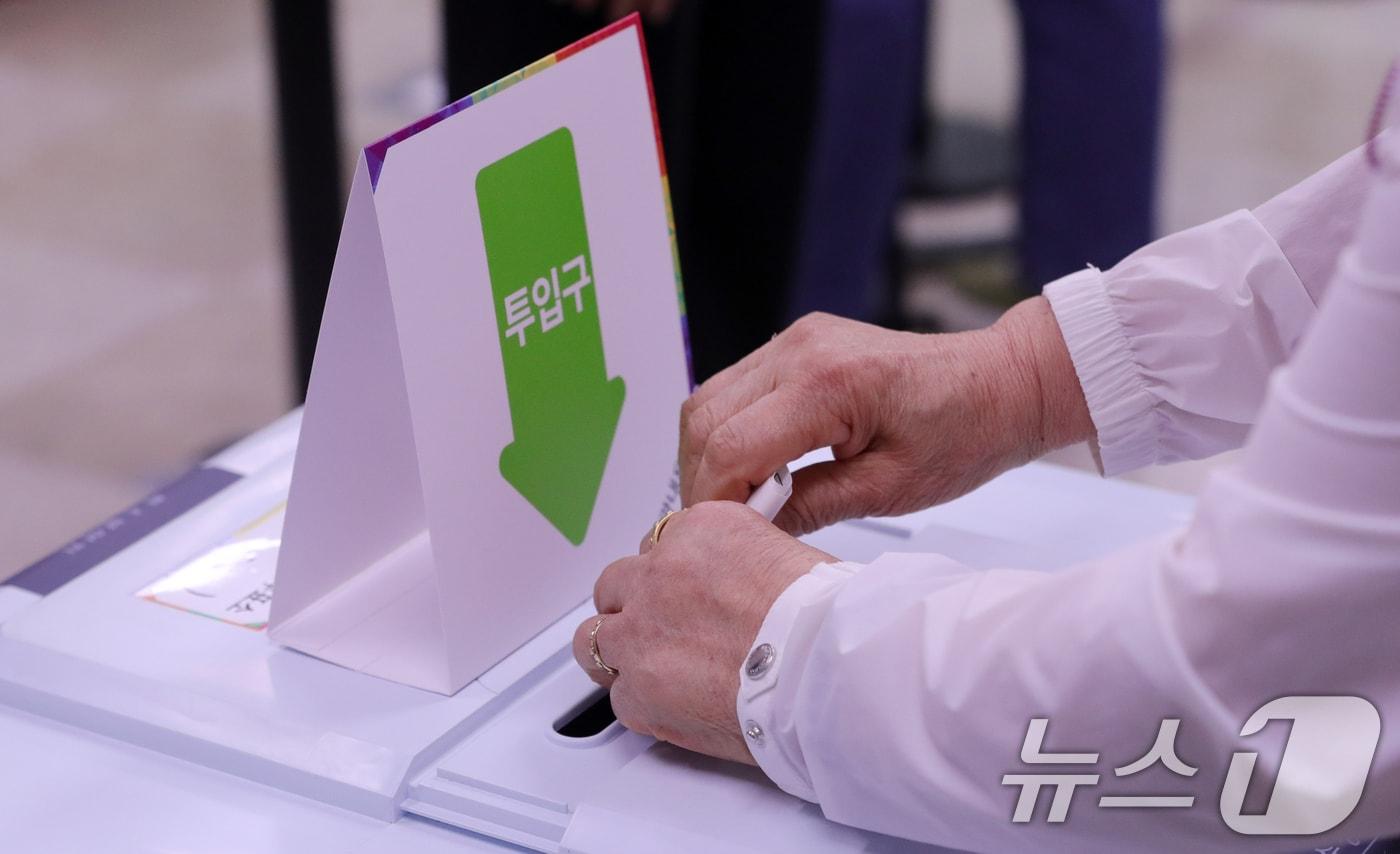 제21대 대통령 선거 사전 투표 첫날인 29일 전북 전주시 서신동주민센터에 마련된 사전투표소를 찾은 한 유권자가 사전투표를 하고 있다. 2025.5.29/뉴스1 ⓒ News1 유경석 기자