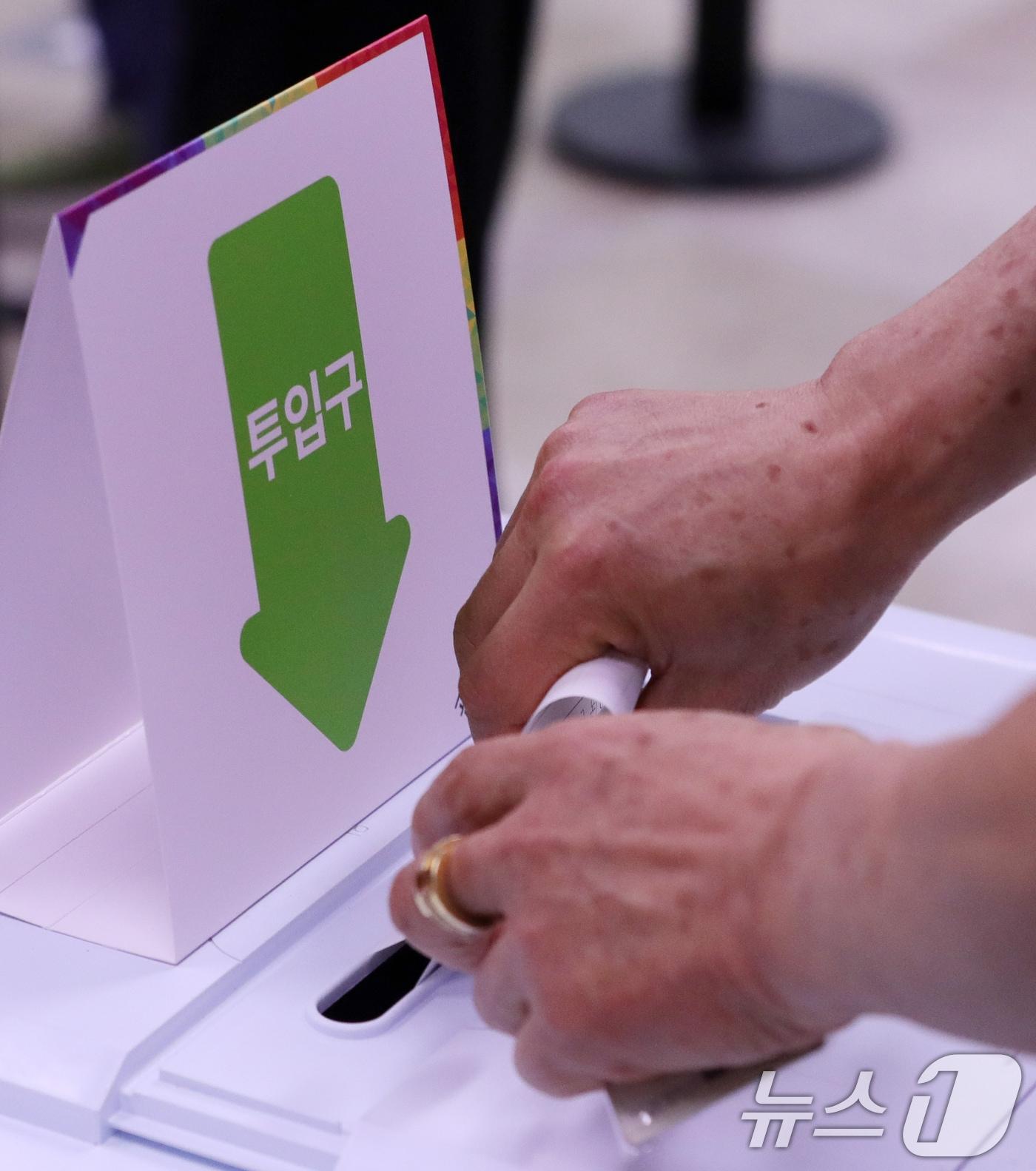 본문 이미지 - 제21대 대통령 선거 사전 투표 첫날인 29일 전북 전주시 서신동주민센터에 마련된 사전투표소를 찾은 한 유권자가 사전투표를 하고 있다. 2025.5.29/뉴스1 ⓒ News1 유경석 기자