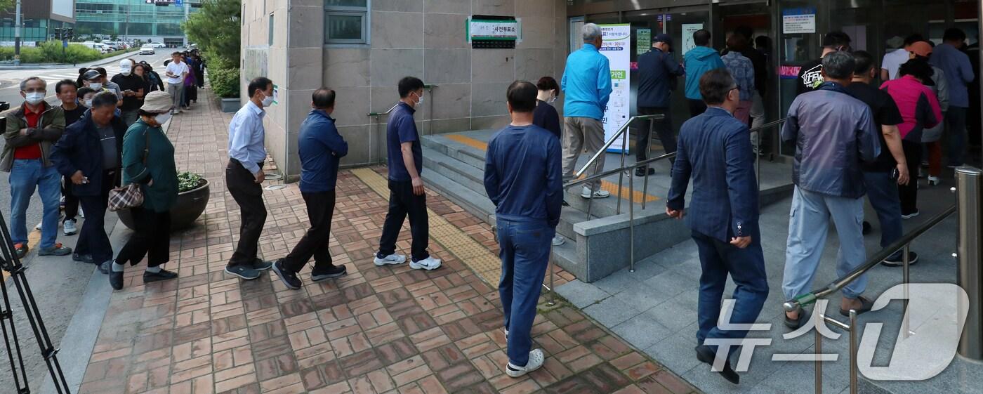 제21대 대통령 선거 사전 투표 첫날인 29일 전북 전주시 서신동주민센터에 마련된 사전투표소에 유권자들의 발길이 이어지고 있다. 2025.5.29/뉴스1 ⓒ News1 유경석 기자