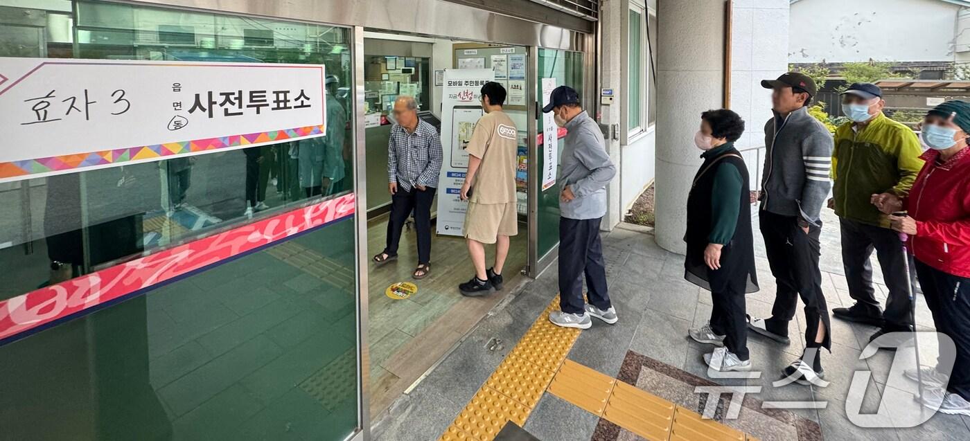 제21대 대통령 선거 사전 투표 첫날인 29일 전북 전주시 효자3동주민센터에 마련된 사전투표소를 찾은 유권자들이 사전투표를 하기 위해 차례를 기다리고 있다. 2025.5.29/뉴스1 ⓒ News1 유경석 기자