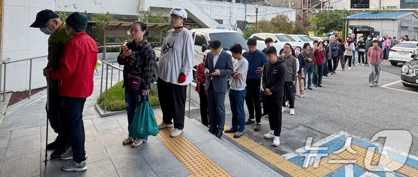제21대 대통령 선거 사전 투표 첫날인 29일 전북 전주시 효자3동주민센터에 마련된 사전투표소를 찾은 유권자들이 사전투표를 하기 위해 차례를 기다리고 있다. 2025.5.29/뉴스1 ⓒ News1 유경석 기자
