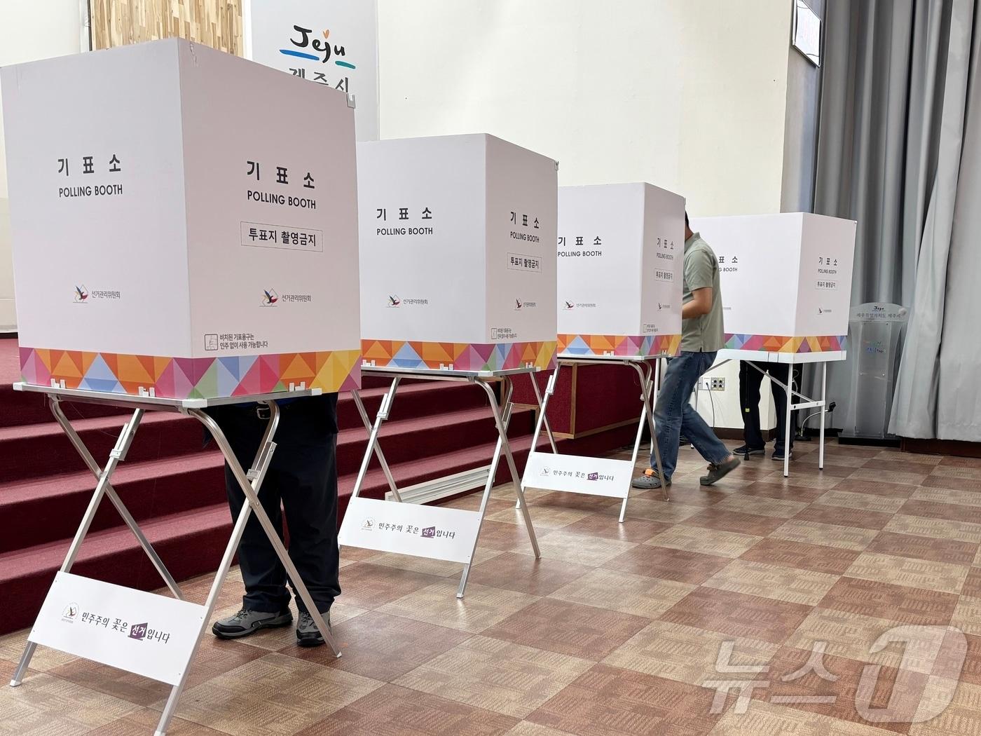 본문 이미지 - 29일 아침 제주시청 제1별관에 설치된 이도2동 사전투표소에서 유권자들이 소중한 한 표를 행사하고 있다.2025.5.29/뉴스1 ⓒ News1 홍수영 기자