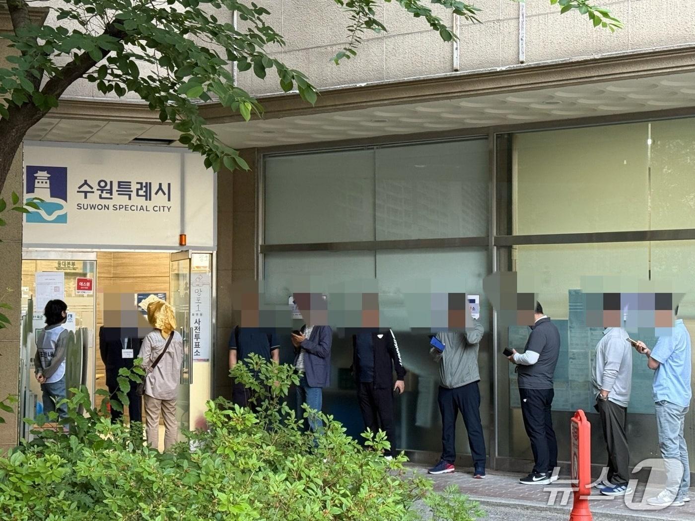 본문 이미지 - 제21대 대통령선거 사전투표 첫날인 29일 오전 경기 수원시 영통구 망포1동행정복지센터에 소중한 한 표를 행사하려는 유권자 수십명이 줄을 늘어서 있다. 2025.5.29/뉴스1 ⓒ News1 김기현 기자