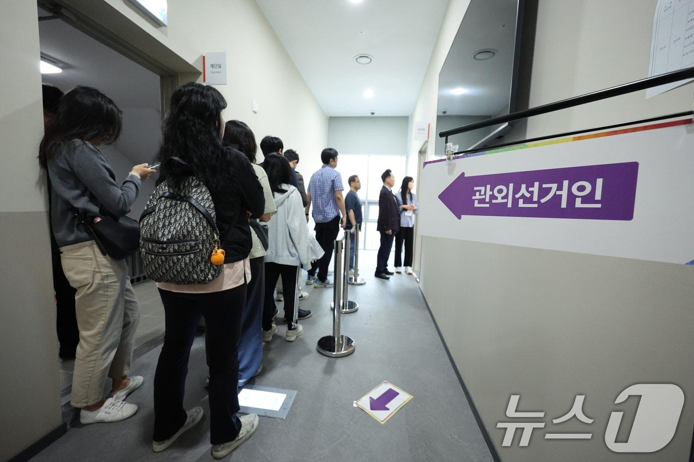 제21대 대통령 선거 사전 투표 첫날인 29일 오전 서울 중구 을지누리센터에 마련된 사전투표소에서 시민들이 투표를 하기 위해 줄을 서 있다. 2025.5.29/뉴스1 ⓒ News1 신웅수 기자