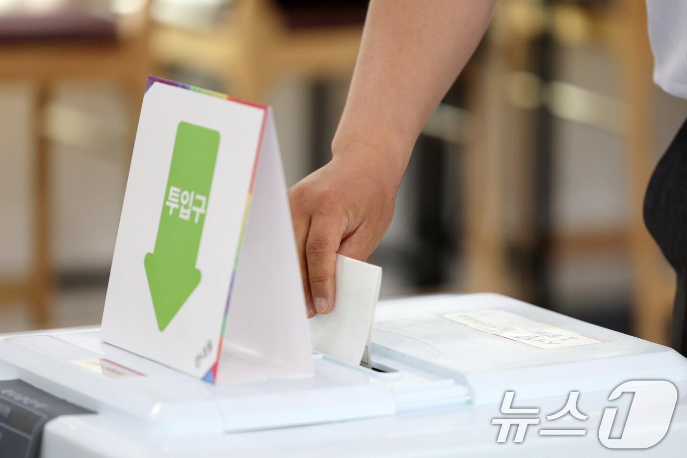 제21대 대통령 사전투표 첫날인 29일 광주 동구 서남동 사전투표소에서 유권자가 투표용지를 투표함에 넣고 있다. 2025.5.29/뉴스1 ⓒ News1 이승현 기자