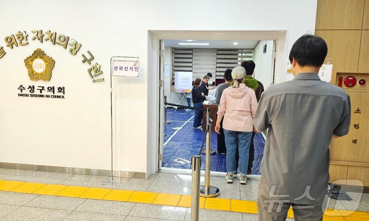 제21대 대선 사전투표 첫날인 29일 오전 대구 수성구 범어1동 사전투표소를 찾은 유권자들이 소중한 한 표를 행사하고 있다. 2025.5.29/뉴스1 ⓒ News1 남승렬 기자