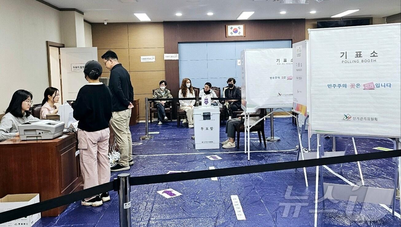 본문 이미지 - 21대 대선 사전투표 첫날인 29일 오전 대구 수성구 범어1동 사전투표소를 찾은 유권자들이 소중한 한 표를 행사하고 있다. 2025.5.29/뉴스1 ⓒ News1 남승렬 기자