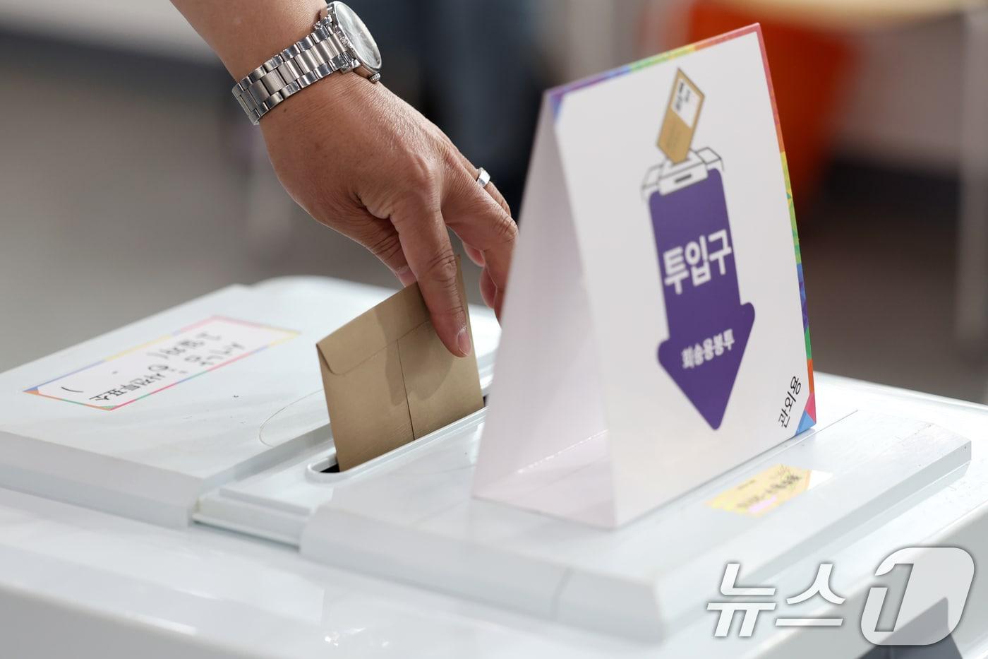 제21대 대통령 사전투표 첫날인 29일 광주 동구 서남동 사전투표소에서 유권자가 투표용지를 투표함에 넣고 있다. 2025.5.29/뉴스1 ⓒ News1 이승현 기자