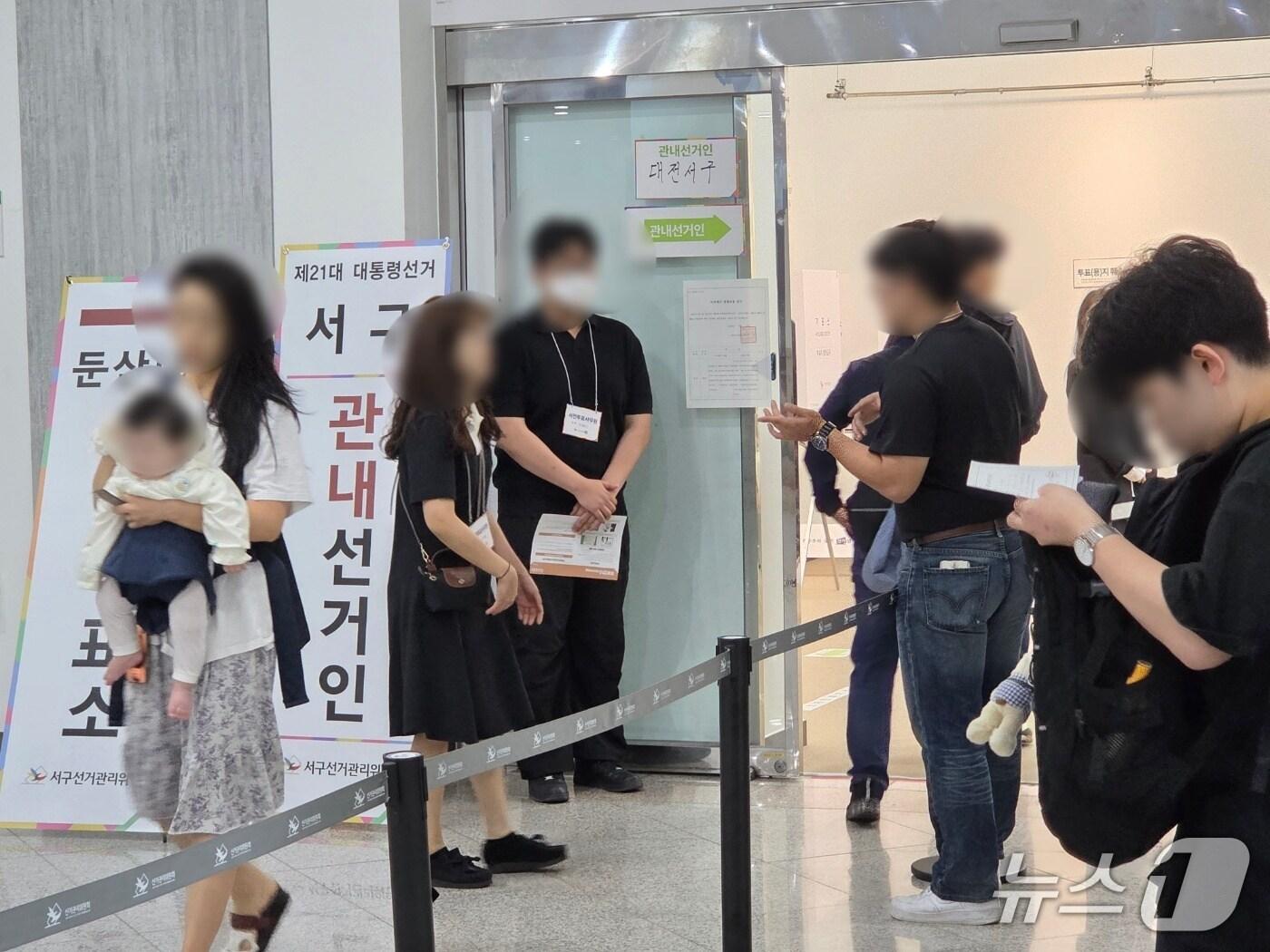 본문 이미지 -  제21대 대선 사전투표 첫날인 29일 이른 아침부터 대전시청 사전투표소에 시민들이 모여들었다. ⓒ 뉴스1 김종서 기자