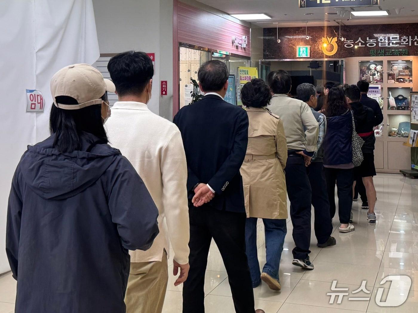 본문 이미지 - 제21대 대통령 선거 사전투표가 시작된 29일 오전 6시 울산 북구 농소하나로마트에 소중한 한 표를 행사하려는 시민들의 줄이 길게 늘어섰다. 2025.5.29./뉴스1  ⓒ News1 김세은 기자