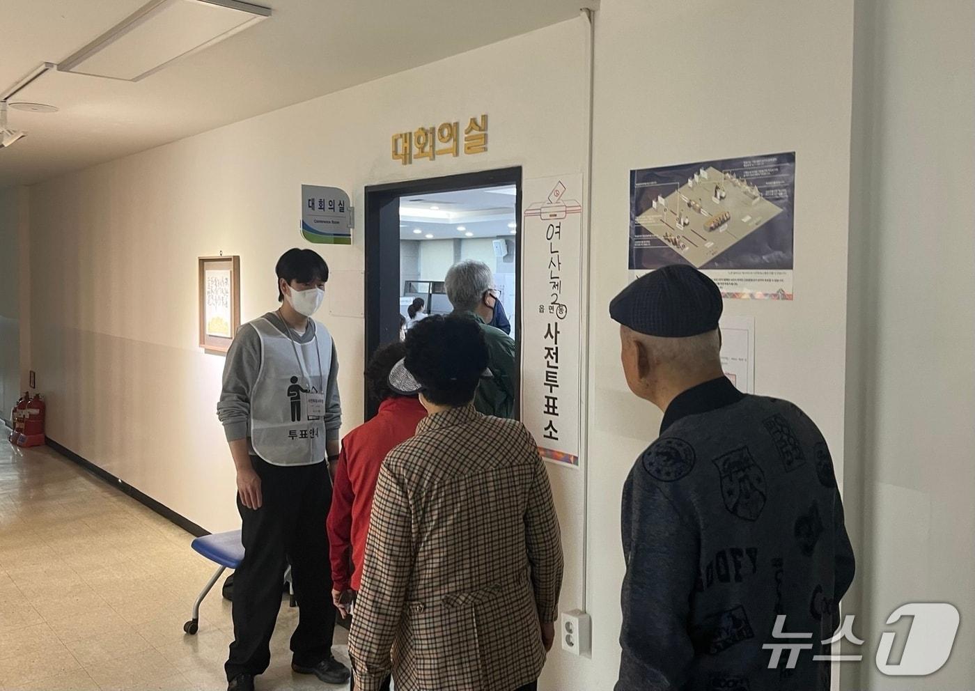 제21대 대통령선거 사전투표가 시작된 29일 부산 연제구청에 마련된 사전투표소에서 유권자들이 투표를 하러 들어서고 있다.2025.5.29/뉴스1 ⓒ News1 장광일 기자