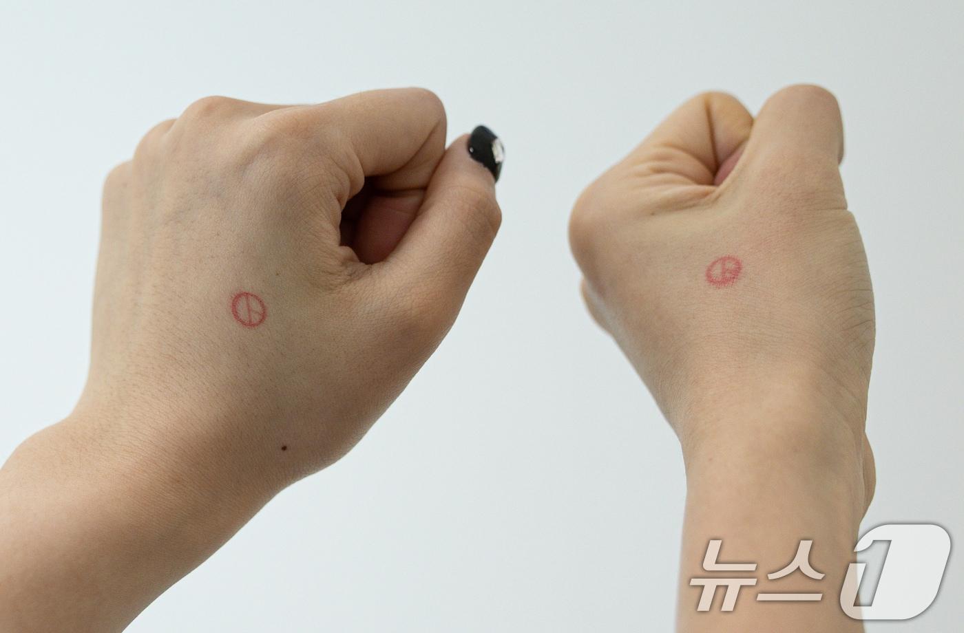 제21대 대통령선거 사전투표 첫날인 29일 오전 경기도 화성시 신동 동탄9동 행정복지센터에 마련된 사전투표소에서 투표를 마친 유권자들이 인증샷을 촬영하고 있다. 2025.5.29/뉴스1 ⓒ News1 이재명 기자