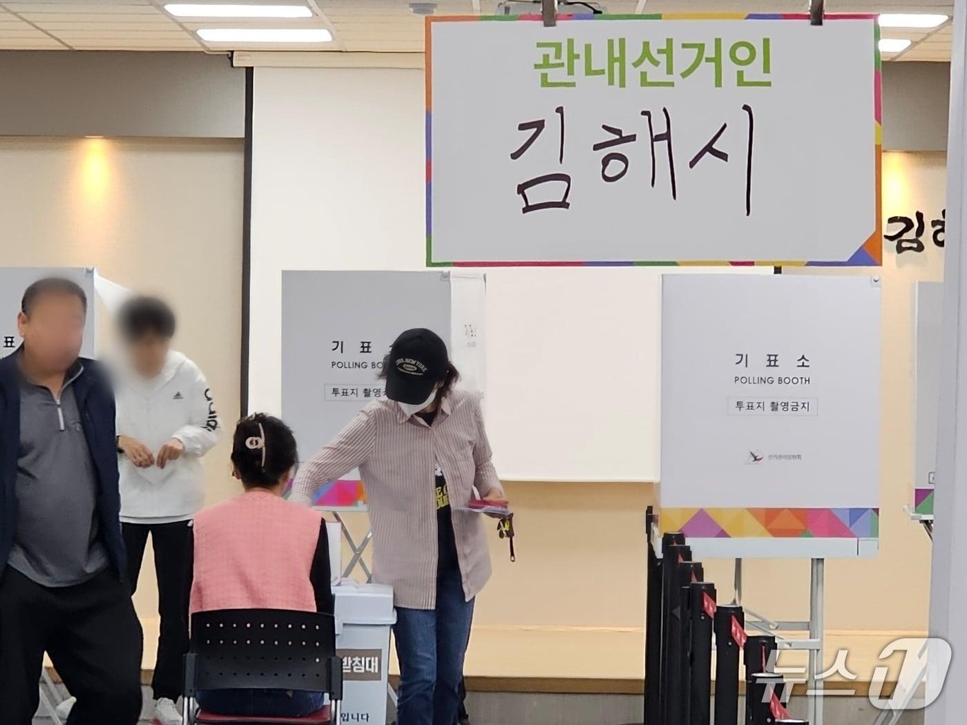 본문 이미지 - 21대 대선 사전투표 첫날인 29일 김해시 삼안동 사전투표소를 찾은 시민들이 투표하고 있다. ⓒ 뉴스1 박민석 기자