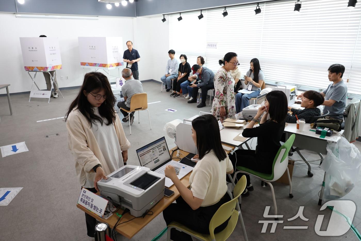 제21대 대통령 사전투표 첫날인 29일 광주 동구 서남동 사전투표소에 유권자들의 발길이 이어지고 있다. ⓒ News1 이승현 기자