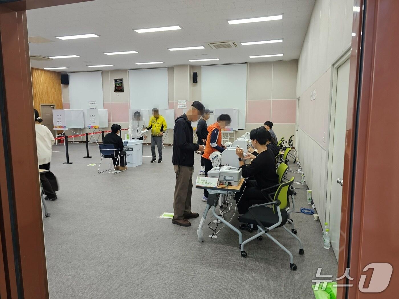 본문 이미지 - 진주시 판문동 행정복지센터 사전투표소. 2025.5.29/뉴스1 한송학기자