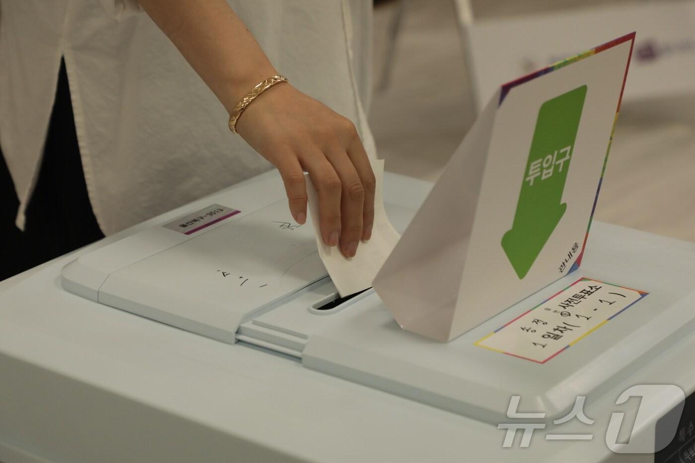 제21대 대통령을 뽑는 사전투표가 시작된 29일 오전 울산 북구 송정동 행정복지센터에서 투표를 마친 시민이 용지를 투표함에 넣고 있다. 2025.5.29/뉴스1 ⓒ News1 김세은 기자