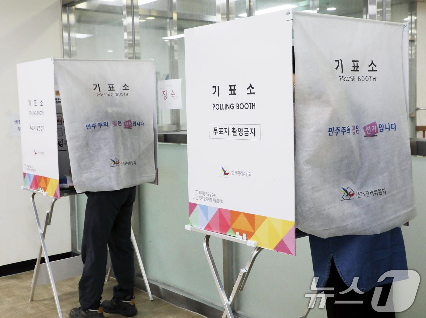 본문 이미지 - 제21대 대통령 사전투표 첫날인 29일 광주 서구 상무1동 사전투표소에서 유권자들이 기표소에서투표하고 있다. 2025.5.29/뉴스1 ⓒ News1 이수민 기자