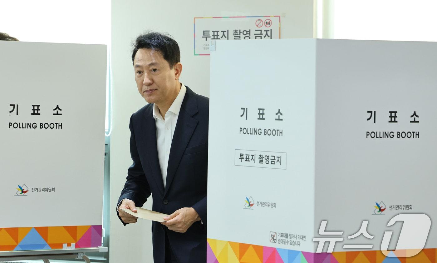 오세훈 서울시장이 29일 오전 서울 중구 중림동주민센터에 마련된 사전투표소에서 투표하고 있다. 2025.5.29/뉴스1 ⓒ News1 신웅수 기자