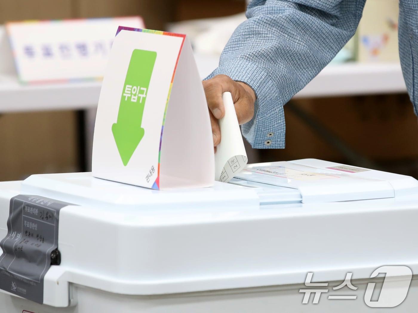 본문 이미지 - 제21대 대통령선거 사전투표 첫날인 29일 오전 경남 양산시 하북면주민자치센터에 마련된 하북면 사전투표소에서 유권자가 투표를 하고 있다. 2025.5.29/뉴스1 ⓒ News1 윤일지 기자