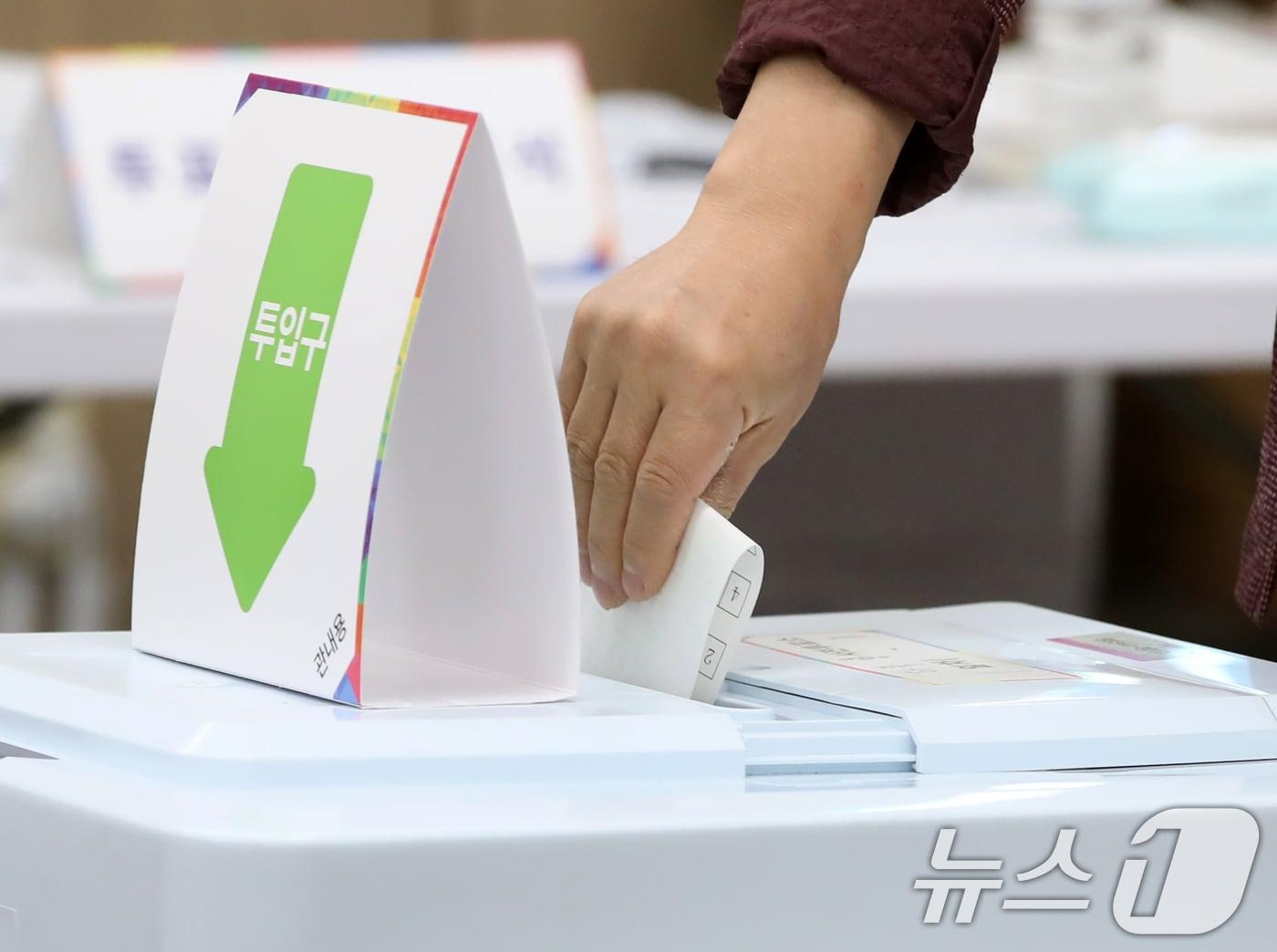 본문 이미지 - 제21대 대통령선거 사전투표 첫날인 29일 오전 경남 양산시 하북면주민자치센터에 마련된 하북면 사전투표소에서 유권자가 투표를 하고 있다. 2025.5.29/뉴스1 ⓒ News1 윤일지 기자