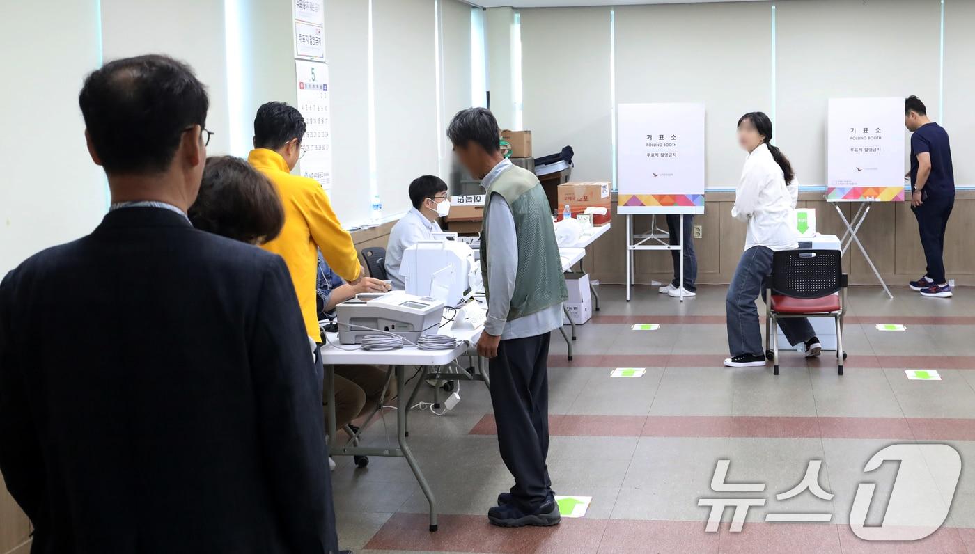 제21대 대통령선거 사전투표 첫날인 29일 오전 경남 양산시 하북면주민자치센터에 마련된 하북면 사전투표소에서 유권자가 투표를 하고 있다. 2025.5.29/뉴스1 ⓒ News1 윤일지 기자