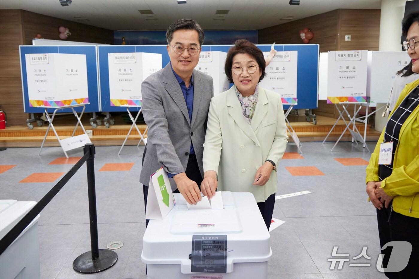 29일 오전 수원시 영통구 광교1동 행정복지센터에서 김동연 도지사와 배우자 정우영 여사가 21대 대선 사전투표를 하고 있다.(경기도 제공, 재판매 및 DB 금지)