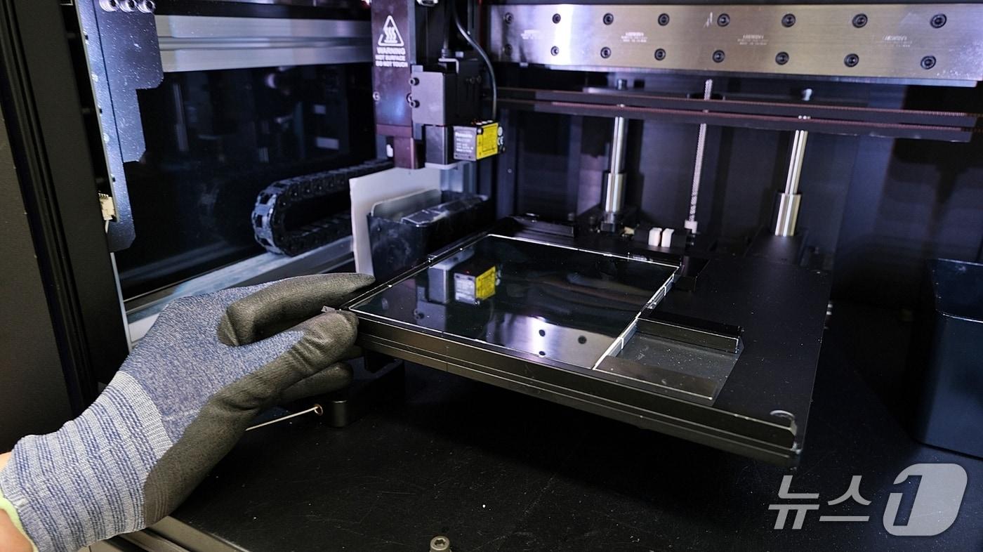 삼성전자서비스 엔지니어가 전문 장비를 이용해 스마트폰 디스플레이 단품 수리를 하는 모습.&#40;삼성전자서비스 제공&#41;