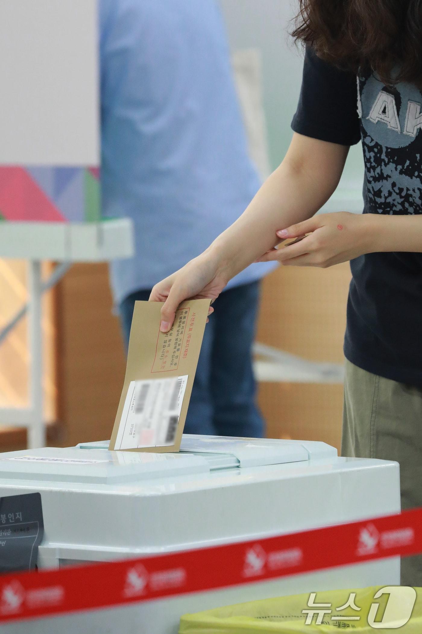 본문 이미지 - 21대 대통령 선거 사전투표 첫날인 29일 오전 충북 청주시 흥덕구 청주시 강서2동 행정복지센터에 마련된 투표소에서 시민들이 소중한 한 표를 행사하고 있다. 2025.5.29/뉴스1 ⓒ News1 ⓒ News1 김용빈 기자