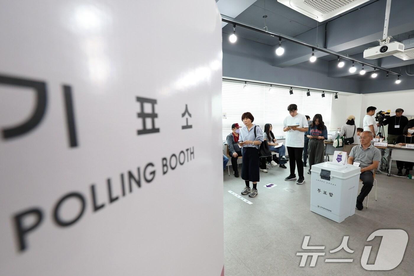 제21대 대통령 사전투표 첫날인 29일 광주 동구 서남동 사전투표소에서 유권자가 기표소에 들어가기 위해 대기하고 있다. 2025.5.29/뉴스1 ⓒ News1 이승현 기자