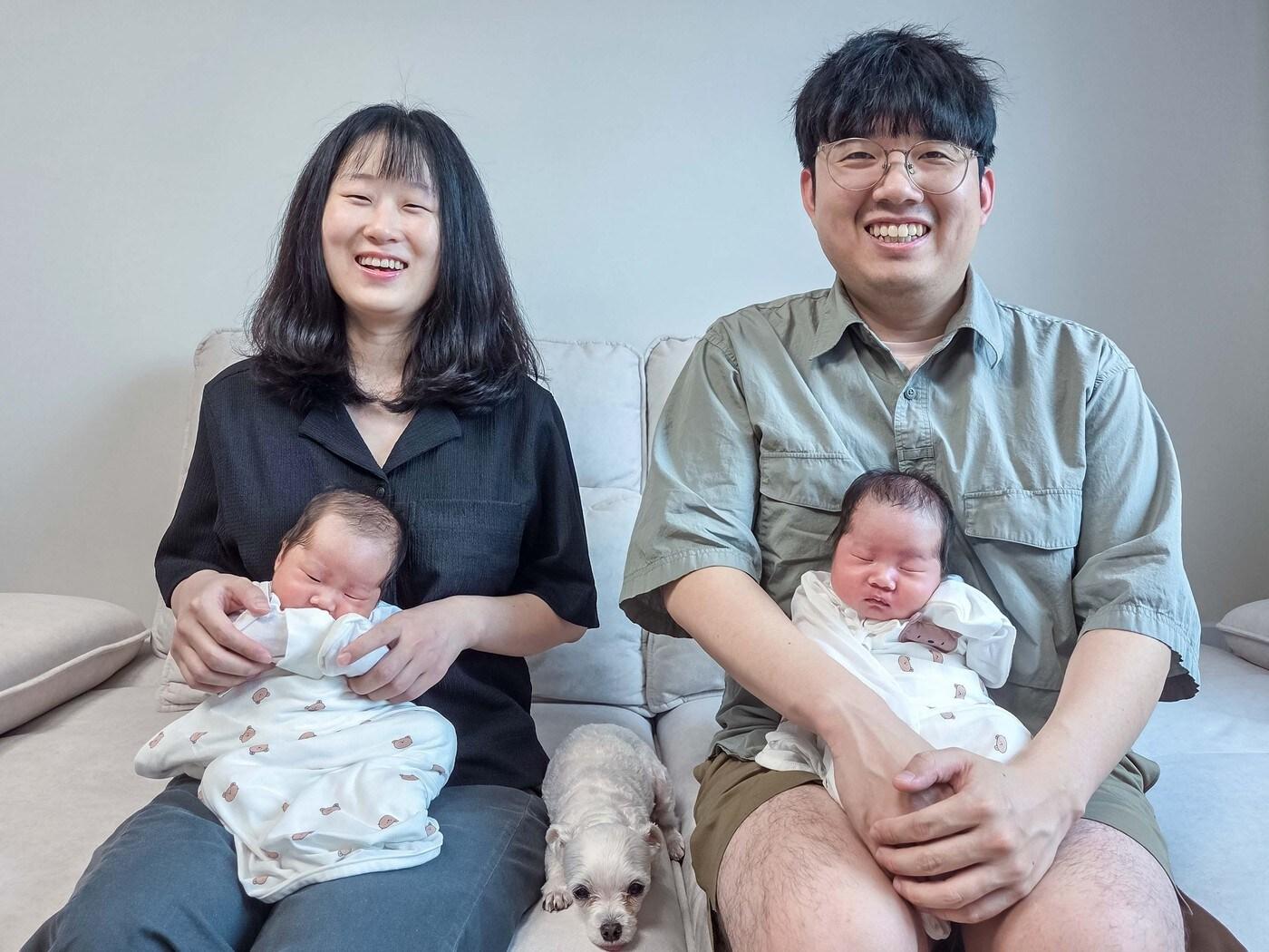 본문 이미지 - 지난달 쌍둥이 출산으로 2000만원의 육아동행지원금을 받은 한화비전 강남경 책임(왼쪽) 가족. (한화갤러리아 제공).