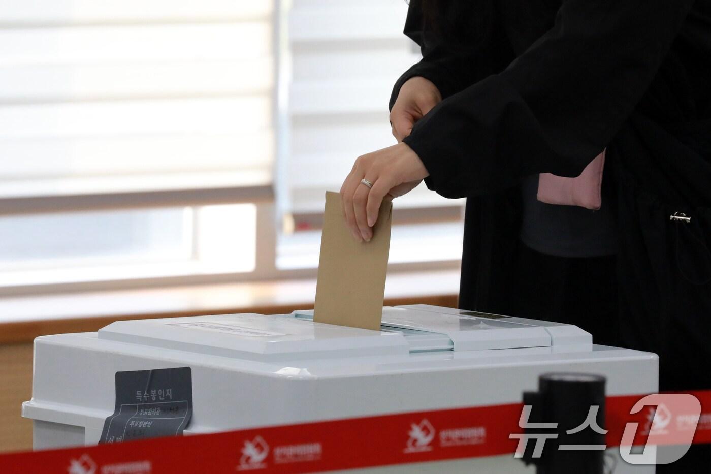 21대 대통령 선거 사전투표 첫날인 29일 오전 충북 청주시 흥덕구 청주시 강서2동 행정복지센터에 마련된 투표소에서 시민들이 소중한 한 표를 행사하고 있다. 2025.5.29/뉴스1 ⓒ News1 김용빈 기자