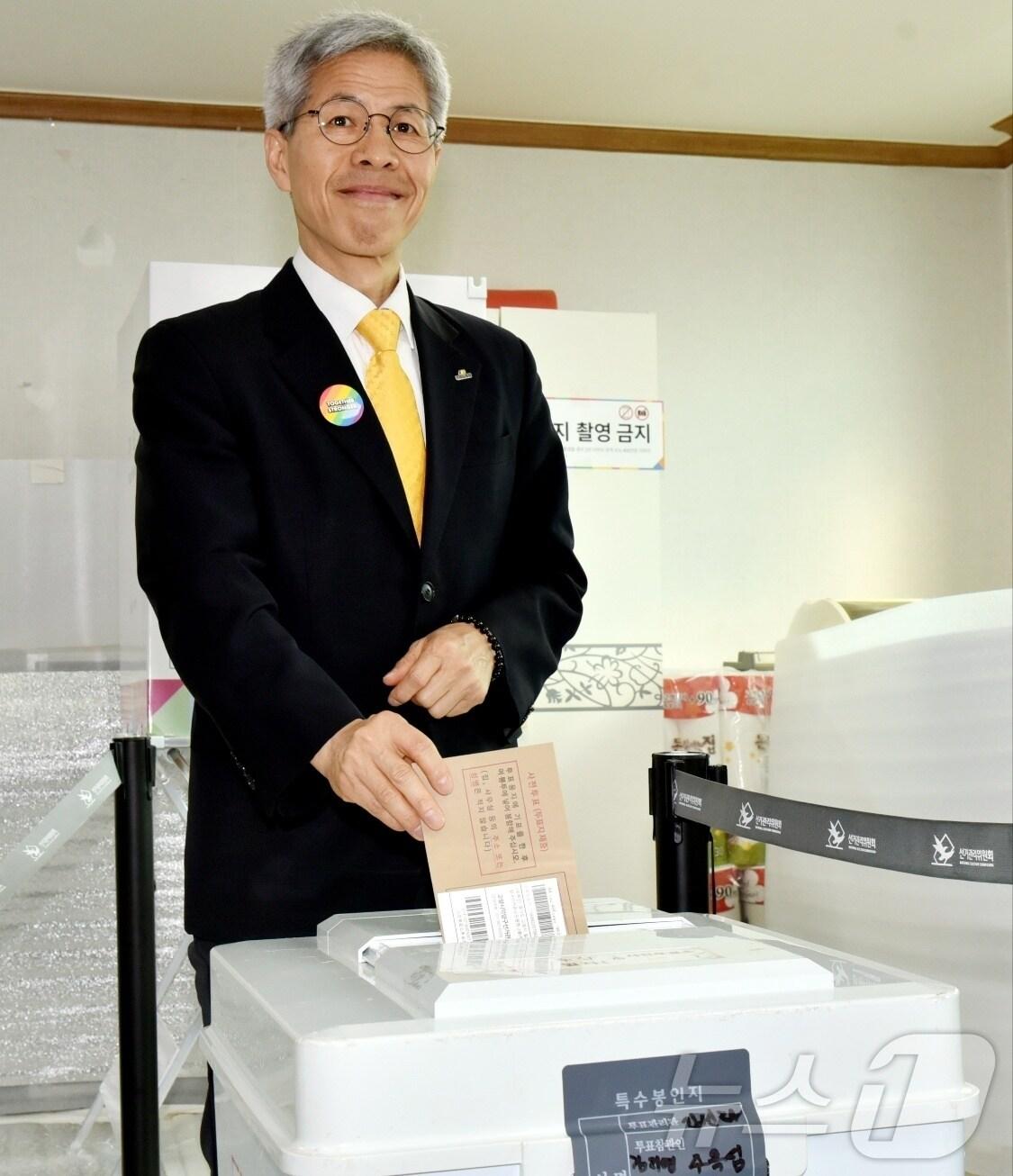 본문 이미지 - 권영국 민주노동당 후보가 29일 오전 전남 여수시 주삼동주민센터를 찾아 사전투표를 하고 있다.2025.5.29/뉴스1 ⓒ News1 김동수 기자