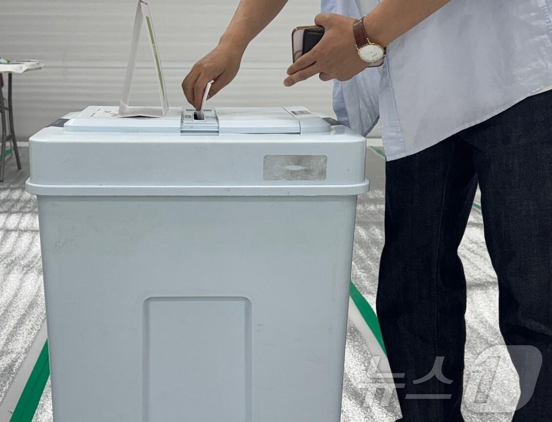 본문 이미지 - 29일 인천 남동구 만수1동 행정복지센터에 마련된 21대 대통령 선거 사전 투표소. ⓒ News1 박소영 기자