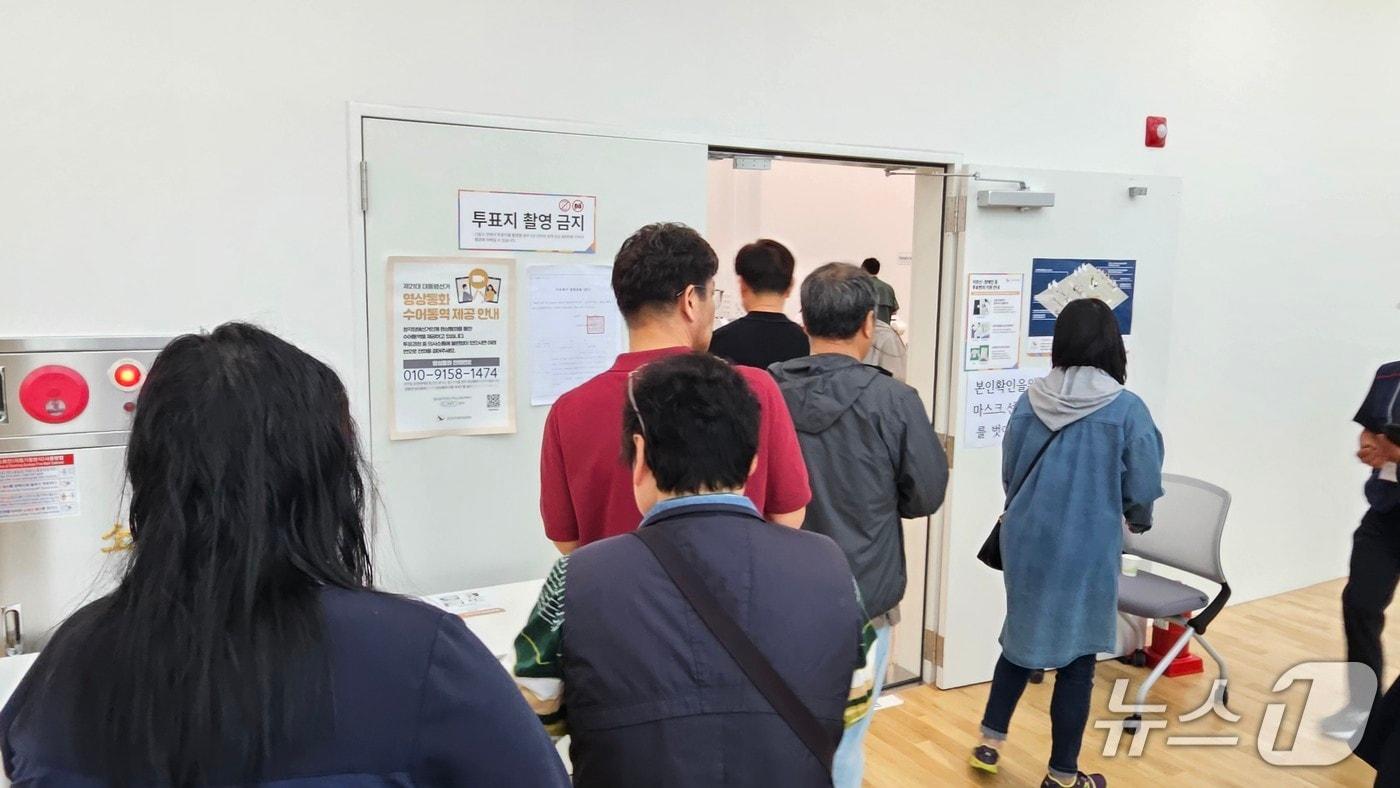 29일 오전 춘천 퇴계동행정복지센터 3층에 마련된 사전투표소에 시민들이 투표를 하기 위해 줄을 섰다.2025.29 한귀섭 기자