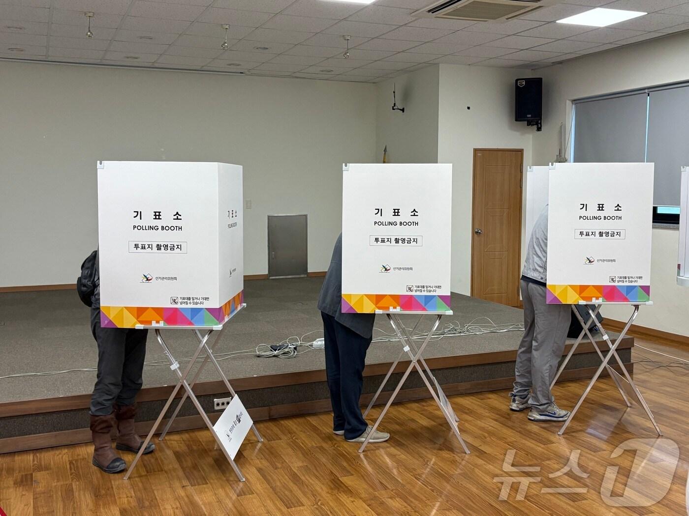 본문 이미지 - 29일 제21대 대선 사전투표 첫날 경남 거제시 상문동주민센터 사전투표소에서 투표하고 있는 유권자들.2025.05.29/뉴스1 강미영기자 ⓒ News1 강미영 기자