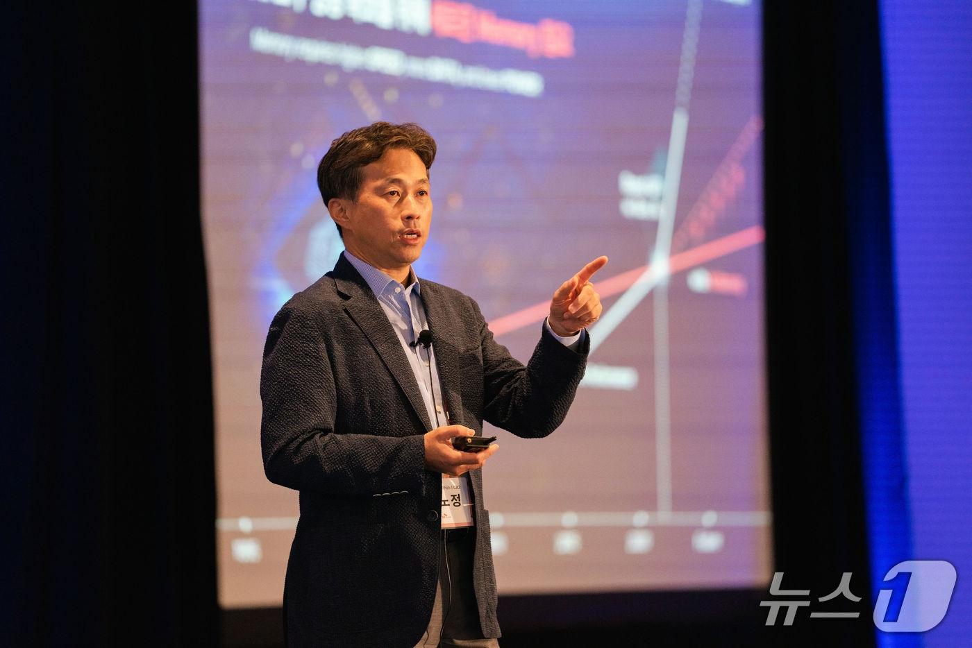 . &#39;2024 SK 글로벌 포럼&#39;에서 기조연설을 하고 있는 곽노정 대표이사 사장&#40;SK하이닉스 제공&#41;. ⓒ 뉴스1