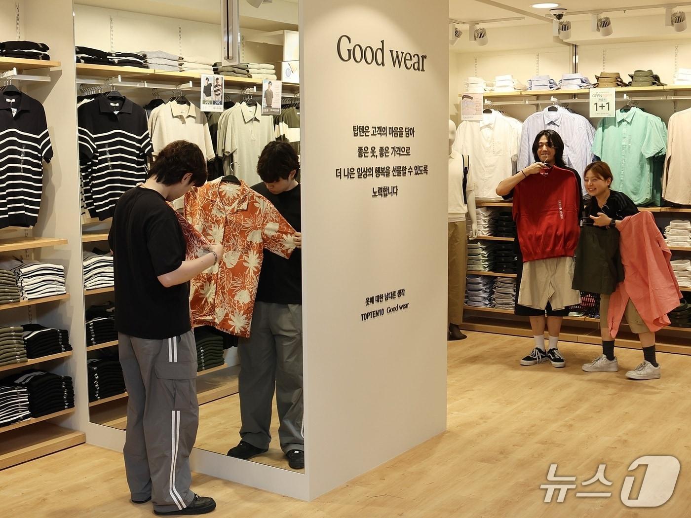 본문 이미지 - 롯데백화점 대구점 2층 영컬처관에 신규 오픈한 탑텐 매장에서 고객들이 쇼핑을 하고 있다.(롯데백화점 제공. 재판매 및 DB 금지)