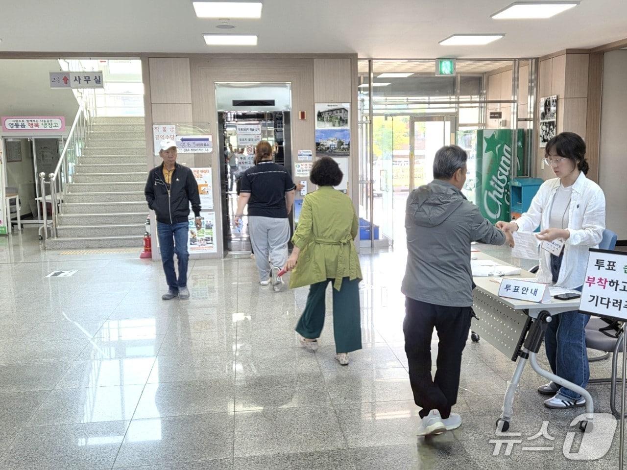 본문 이미지 - 제21대 대통령 선거 사전투표 첫날인 29일 충북 영동군 영동읍 행정복지센터에 마련한 사전투표소에 투표하려는 주민들의 발길이 이어지고 있다. /뉴스1 장인수 기자 