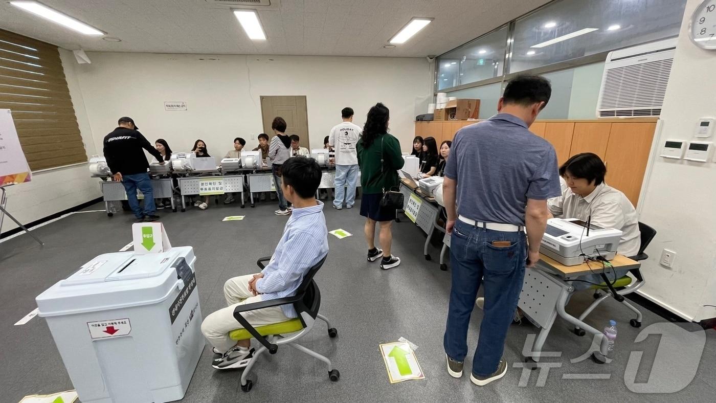 29일 제21대 대선 사전투표 첫날 경남 창원시 성산구 사파동행정복지센터 사전투표소에서 유권자들이 투표하고 있다.ⓒ News1 강정태 기자